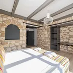 Peaceful Flat Near Hadrians Gate