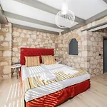 Peaceful Flat Near Hadrians Gate