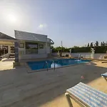 Marvelous Villa With Private Pool In Muratpasa