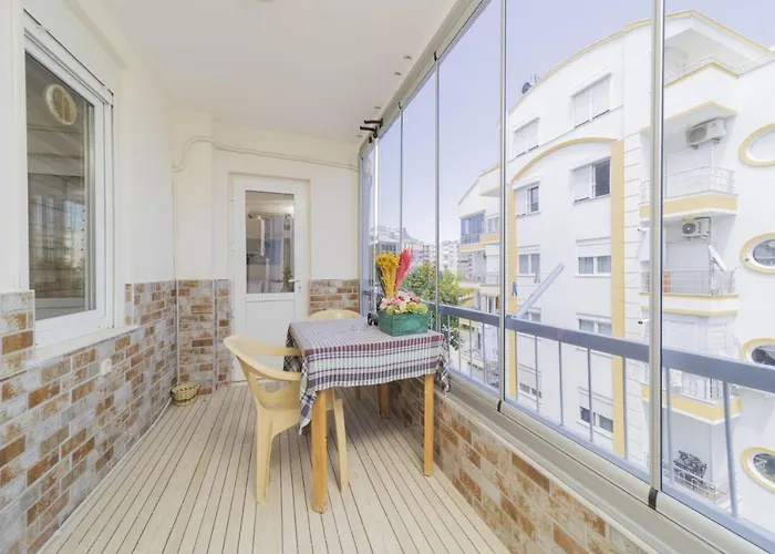 Flat Close To Beach With Balcony In Konyaalti
