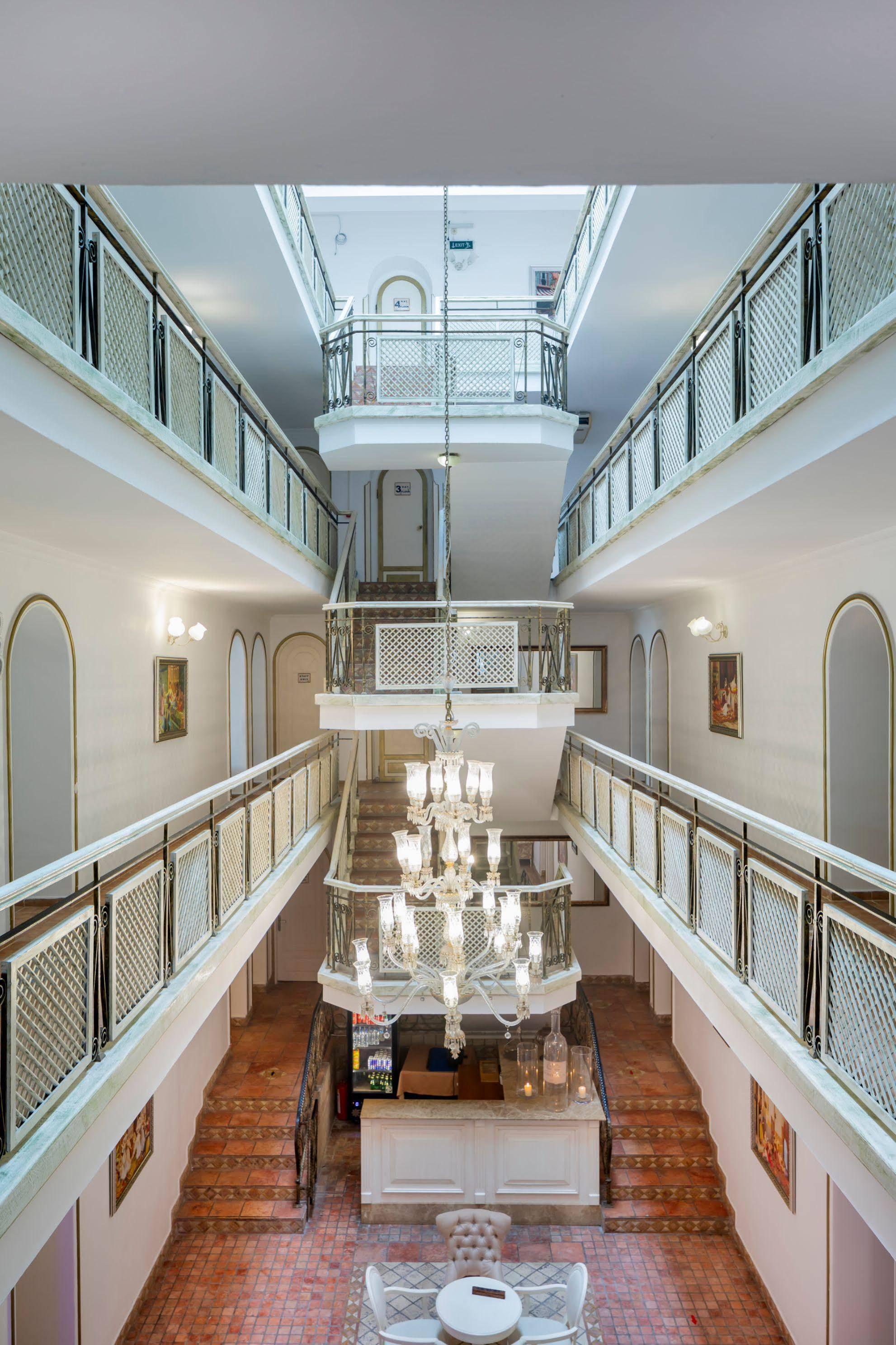 Adalya Port Otel 4*