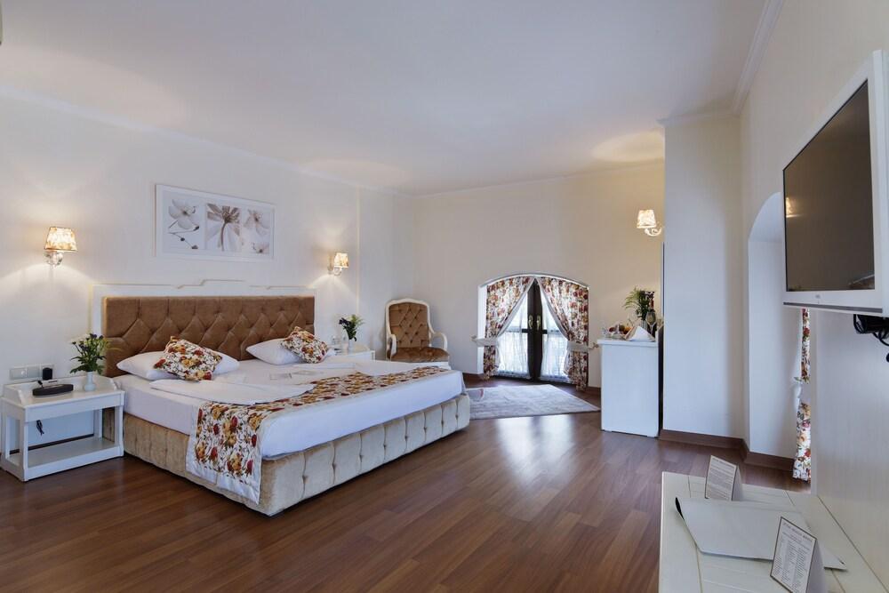 Adalya Port Otel 4*