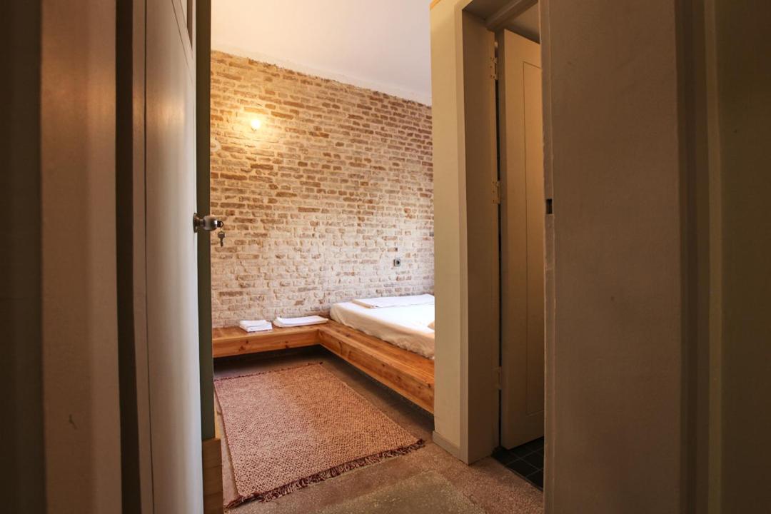 Flaneur Hostel *