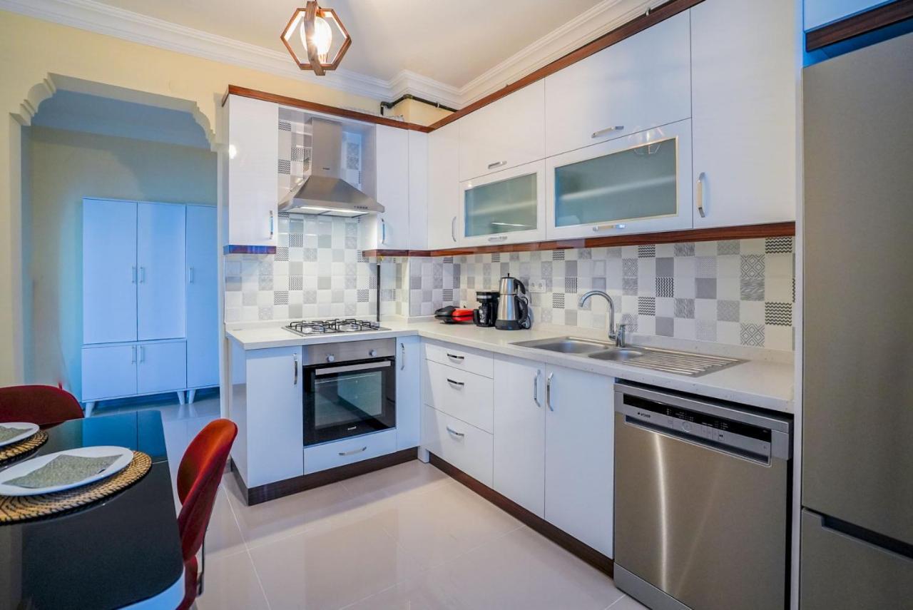 And Comfy Flat With Balcony In Muratpasa Appartement
