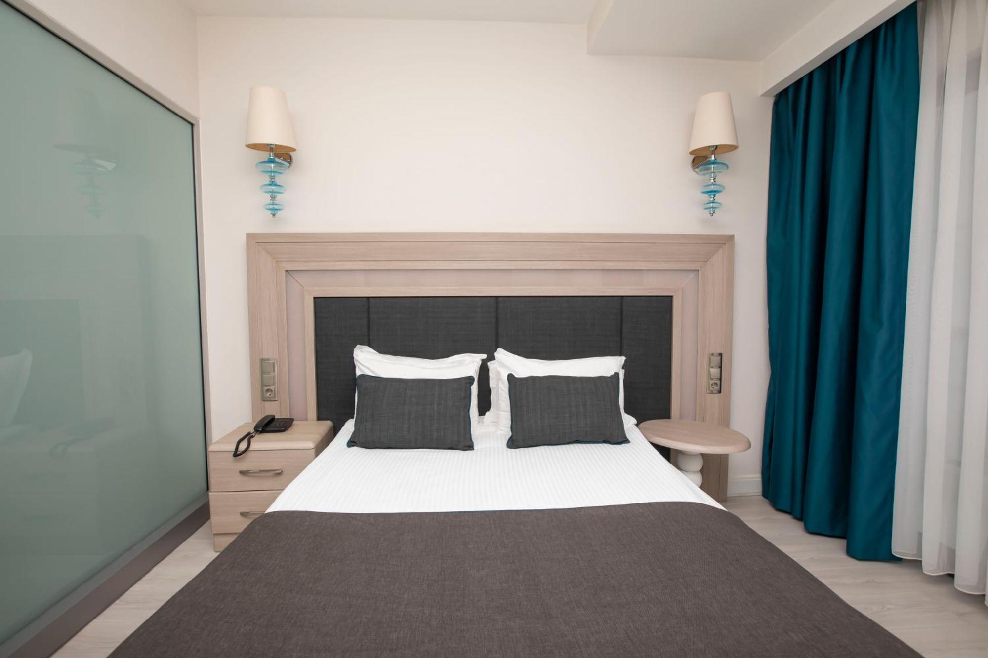 Falcon Hotel