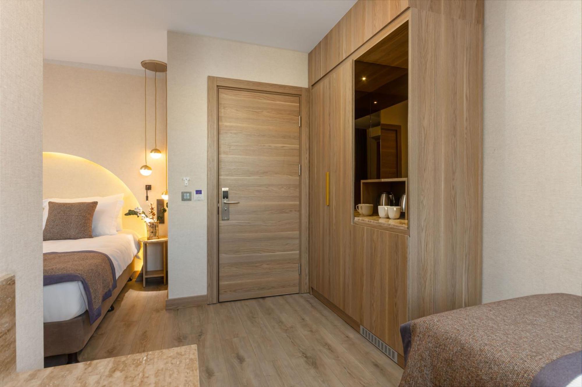 Ema Hotel *