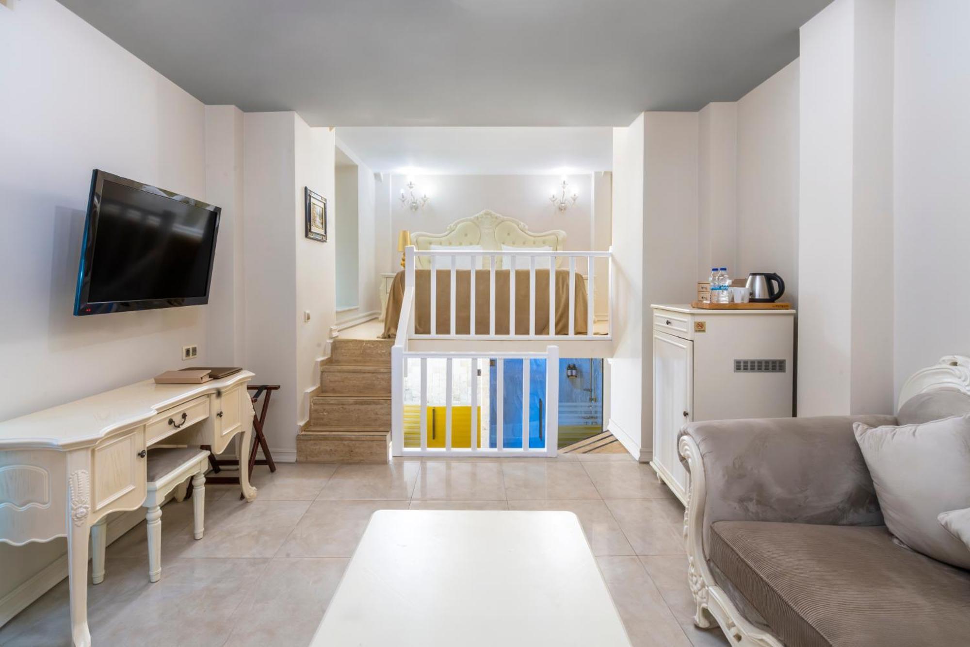 Otel Elegance East 4*