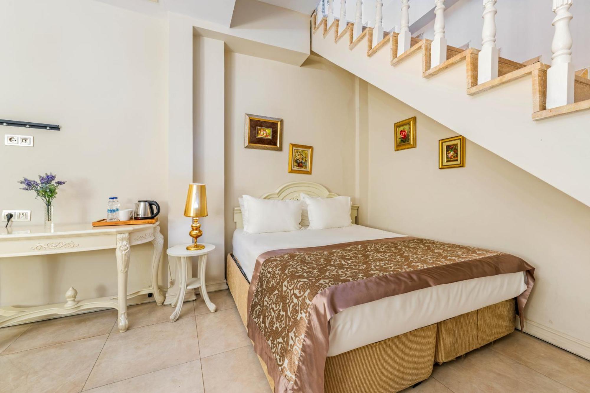 Elegance East Otel 4*