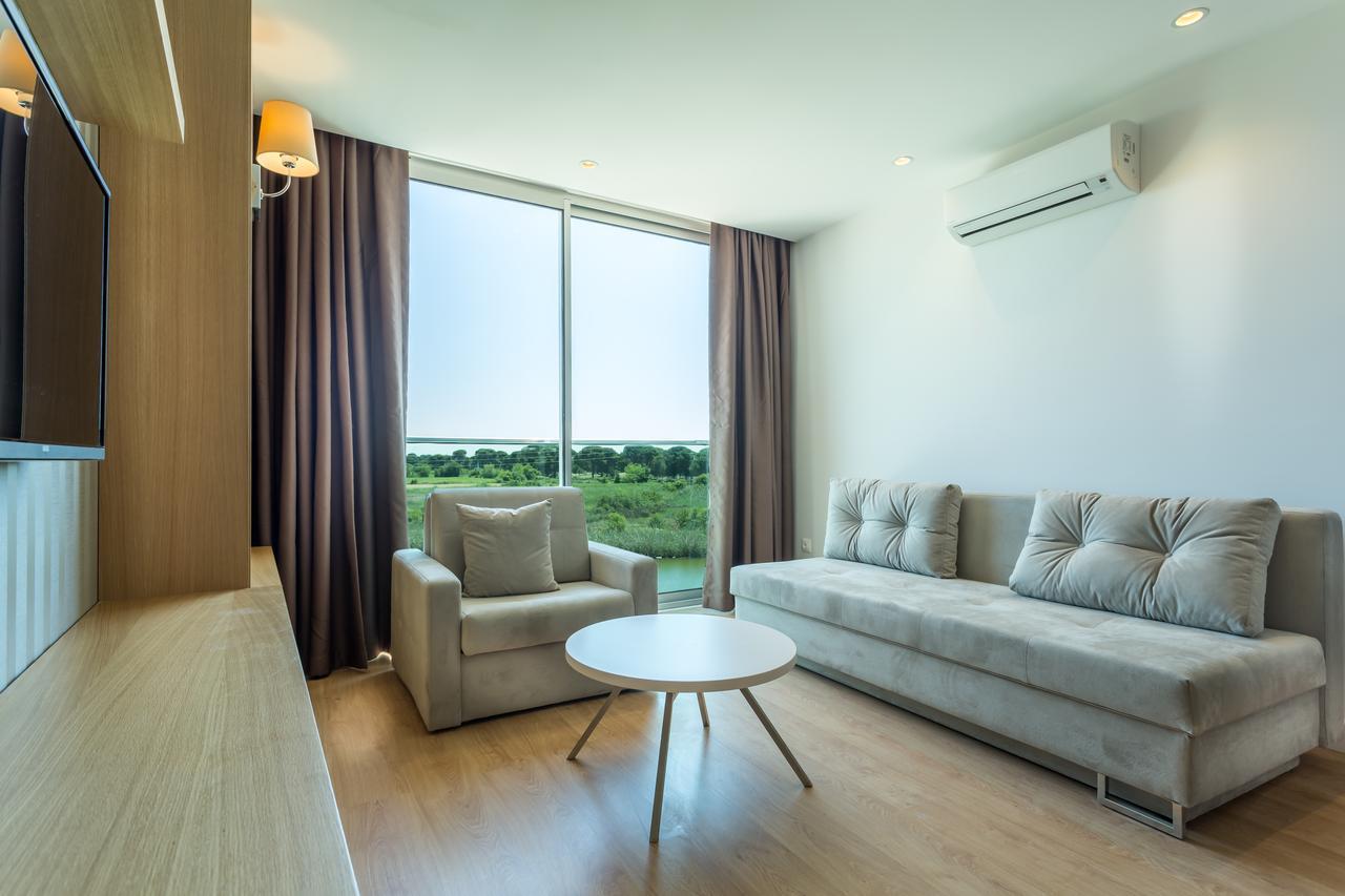 Aska Lara & Hotel