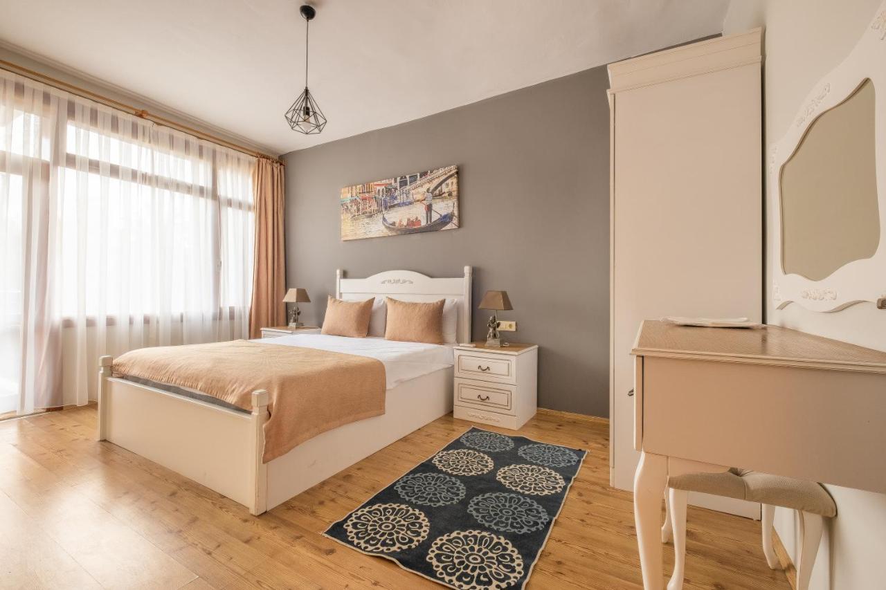 Old Town Deluxe Flats 3*