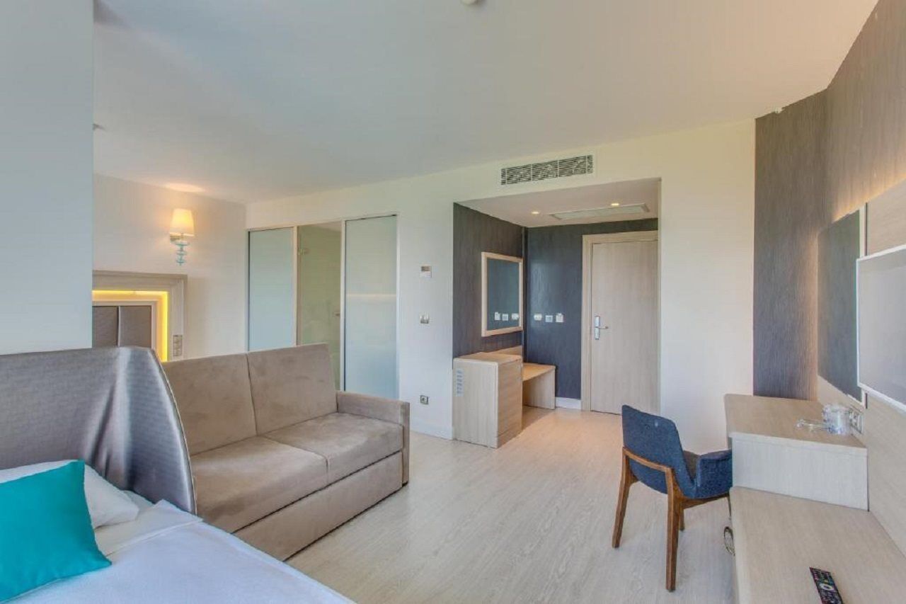 Falcon Hotel