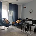 Cozy King Bedroom Dw Apt Kisla1