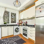 Charming Oasis With Balcony 3 Min To Beach