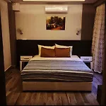 Bone Apart Otel