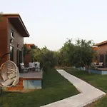 Orange Bungalow Evleri
