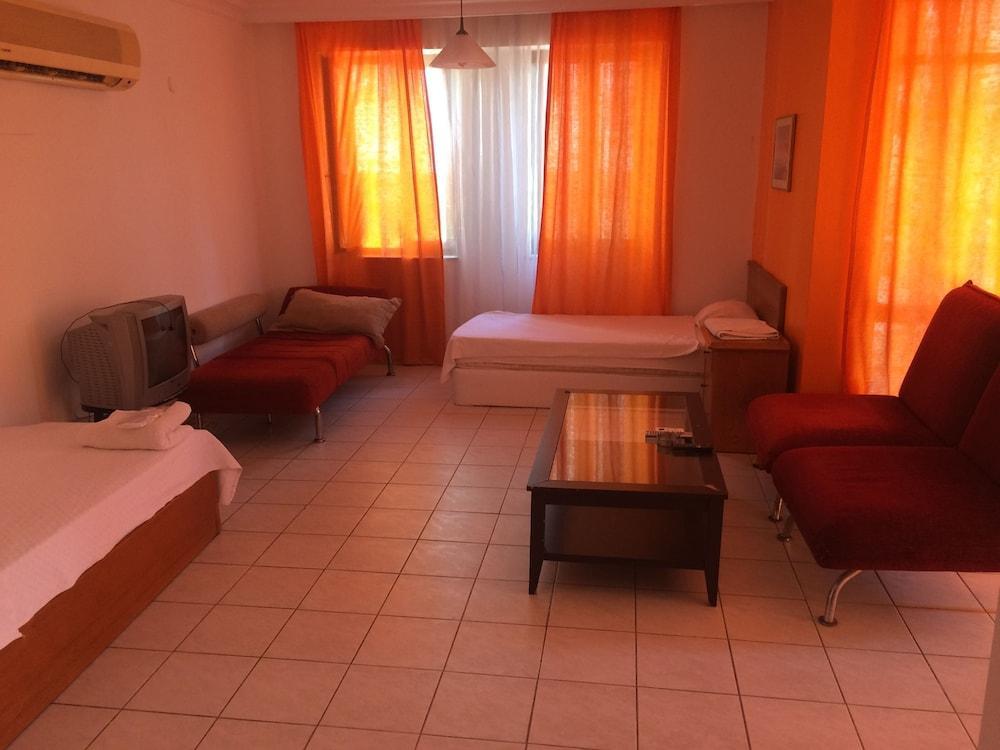 Helene Aparthotel 2*