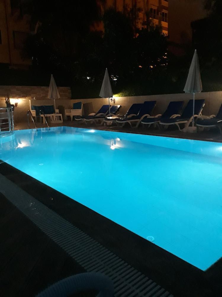 Golden Spark Aparthotel 3*