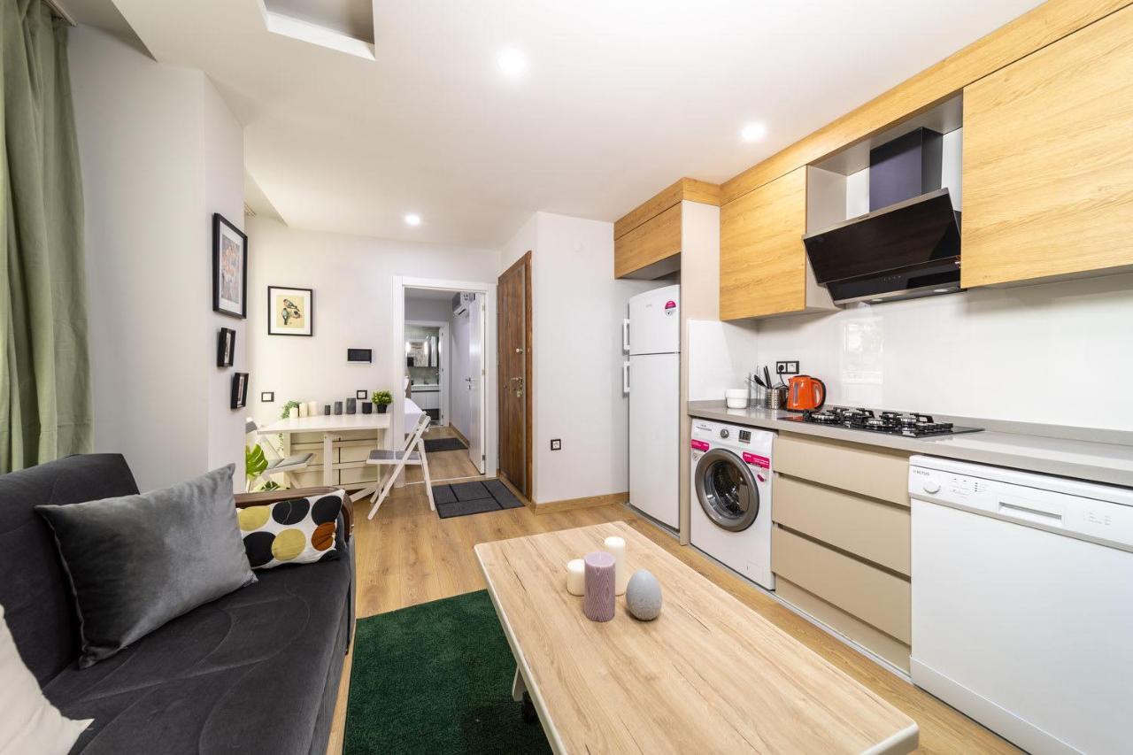 Modern And Cozy With Central Location And Balcony In Muratpasa,