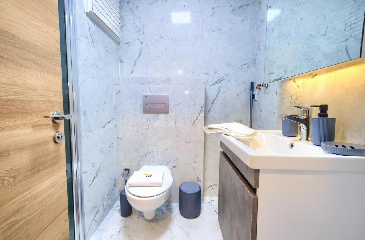 1207 By Newinn Apartment