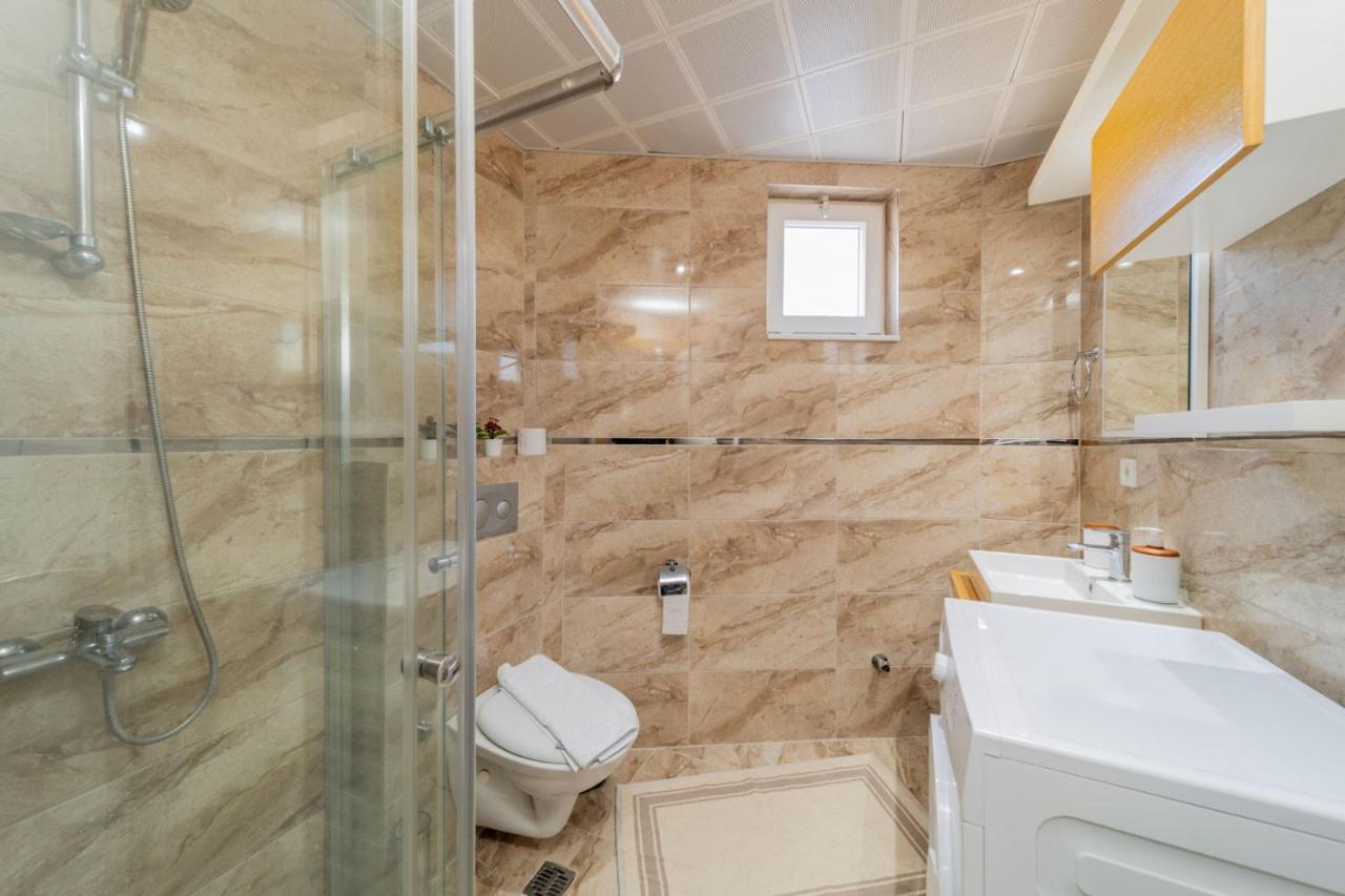 Convenient Flat With Balcony In Konyaalti Apartment *