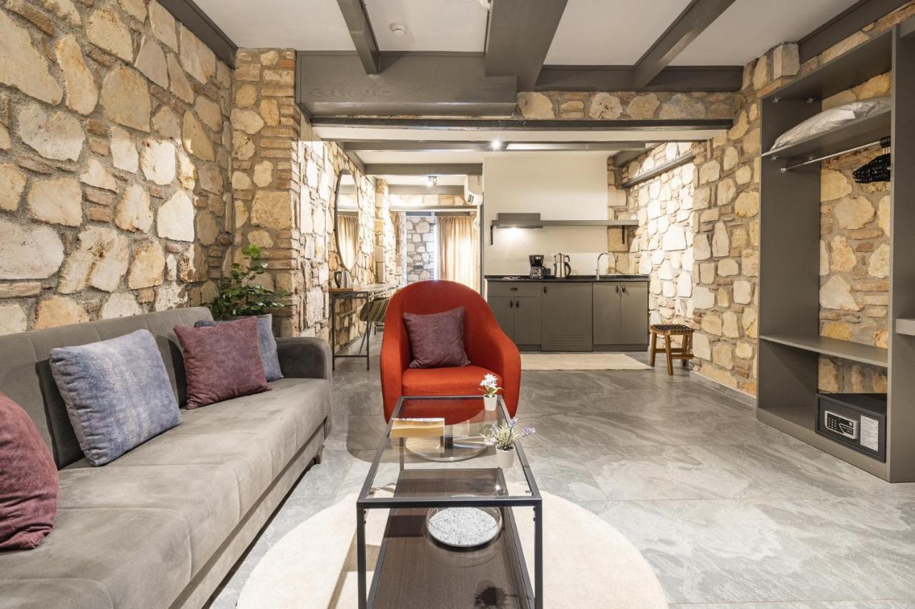 Charming Flat Near Hadrians Gate