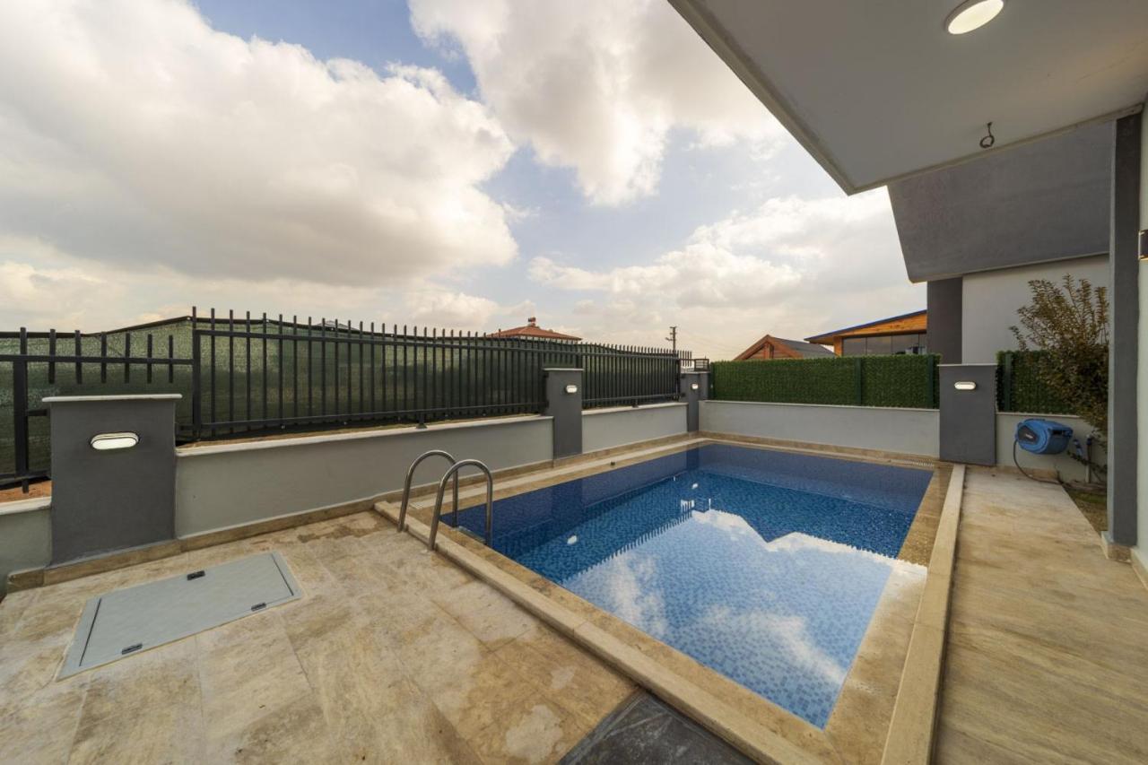 With Pool Garden And Terrace In Villa *