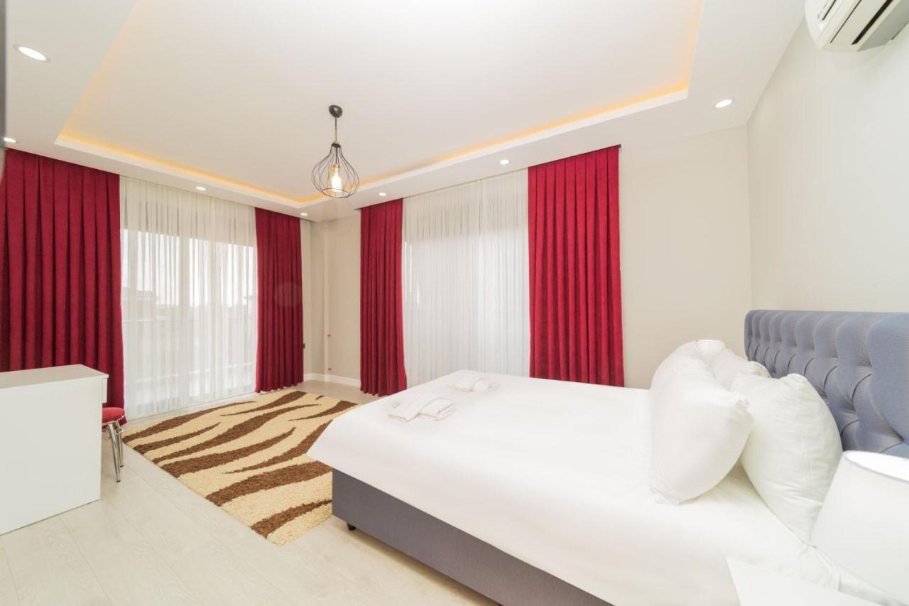 With Pool Garden And Terrace In Villa *