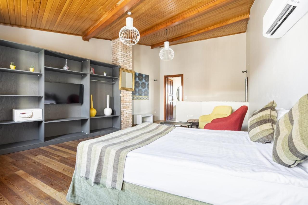 Mesmerizing Flat Near Hadrians Gate