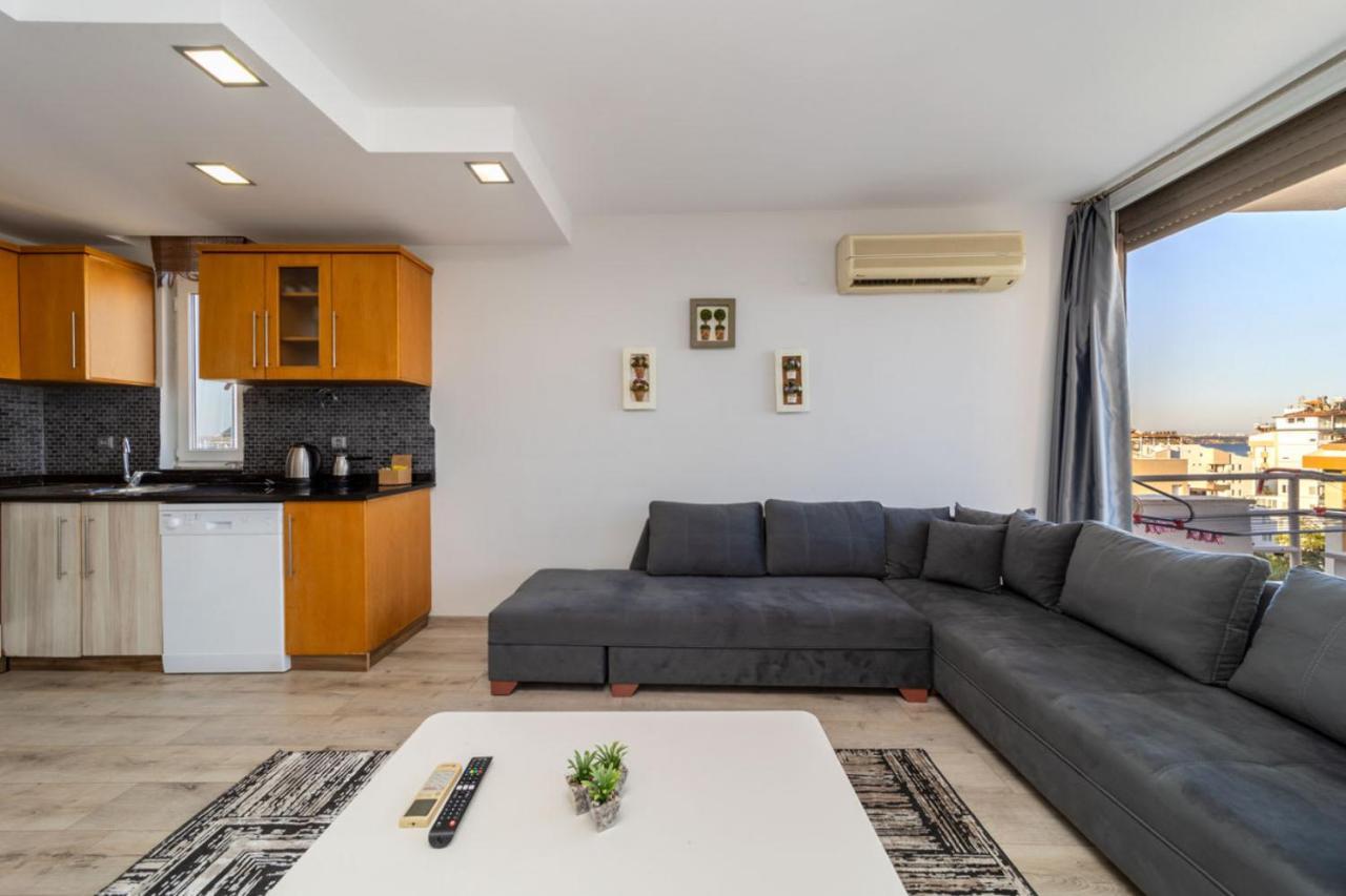 Refreshing Flat Within Walking Distance To Konyaalti With Sea View In Apartment