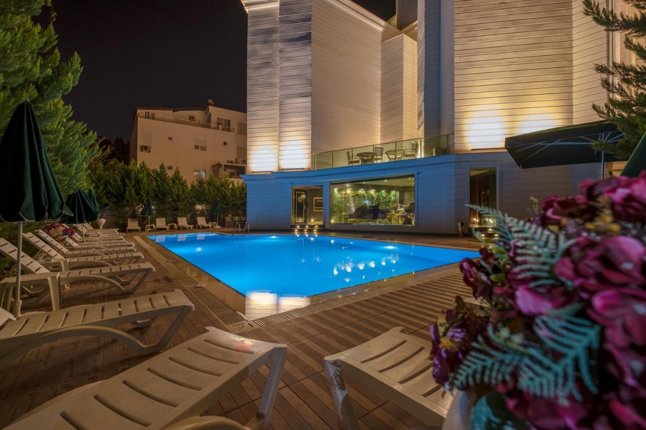 S White Hotel