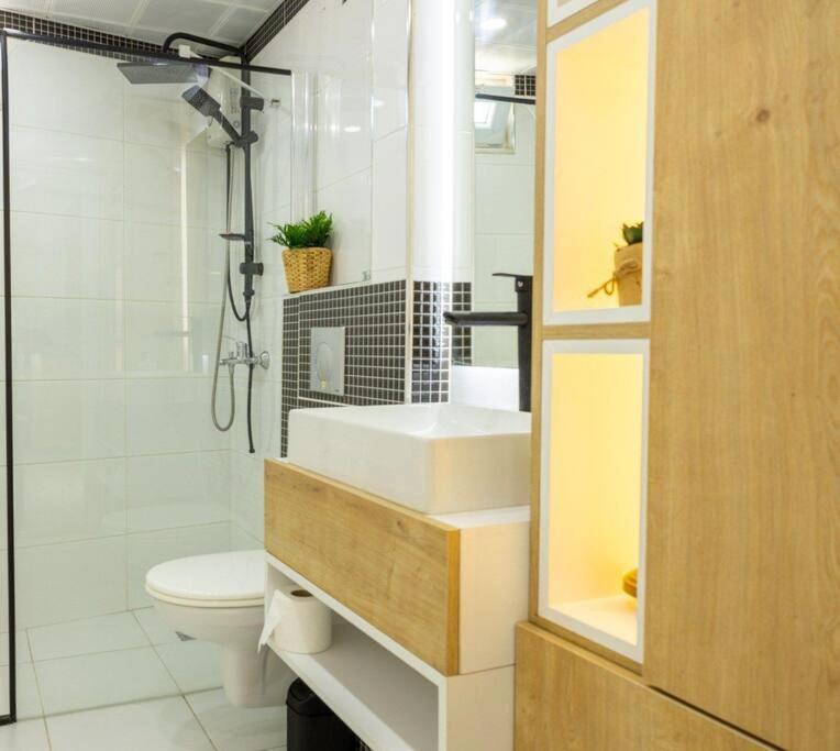 Cozy Insta-worth 2br W King Bed Jamaa *