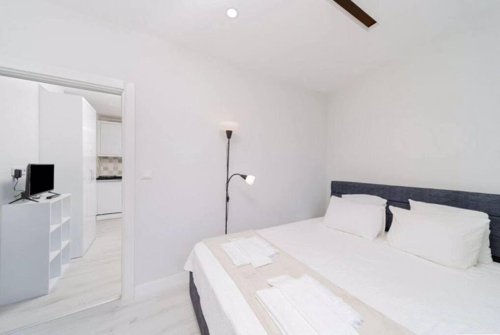 Cozy King Bedroom Dw Apt Kisla1 Apartment