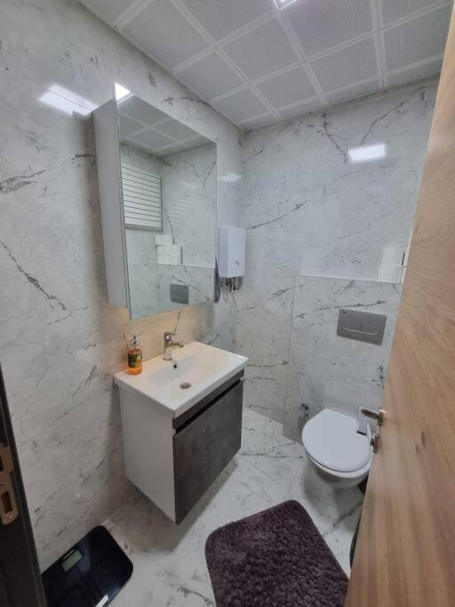 Comfy Close To Airport Apartment *