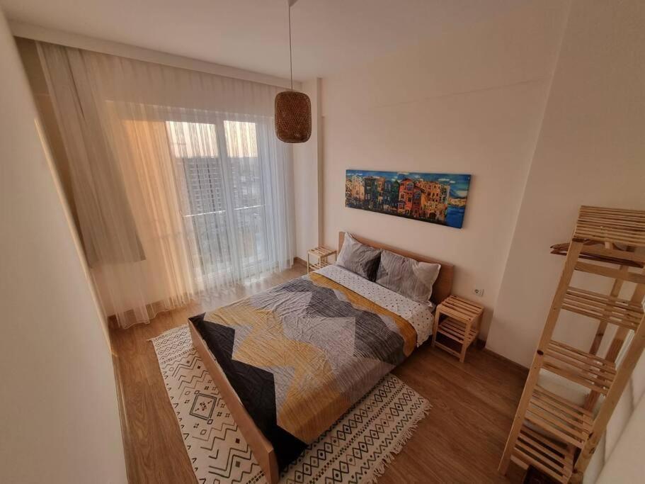 Comfy Close To Airport Apartment