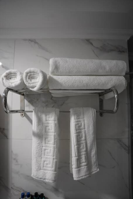 Royal Homes 402 Hotel
