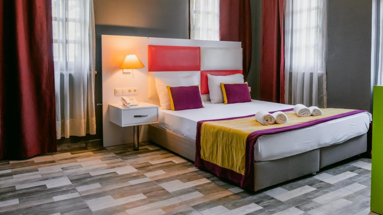 Hotel Orange Owl