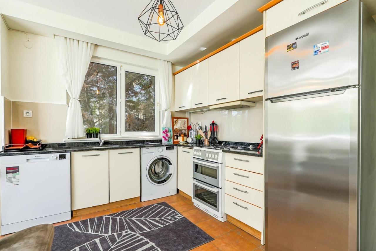 Charming Oasis With Balcony 3 Min To Apartment