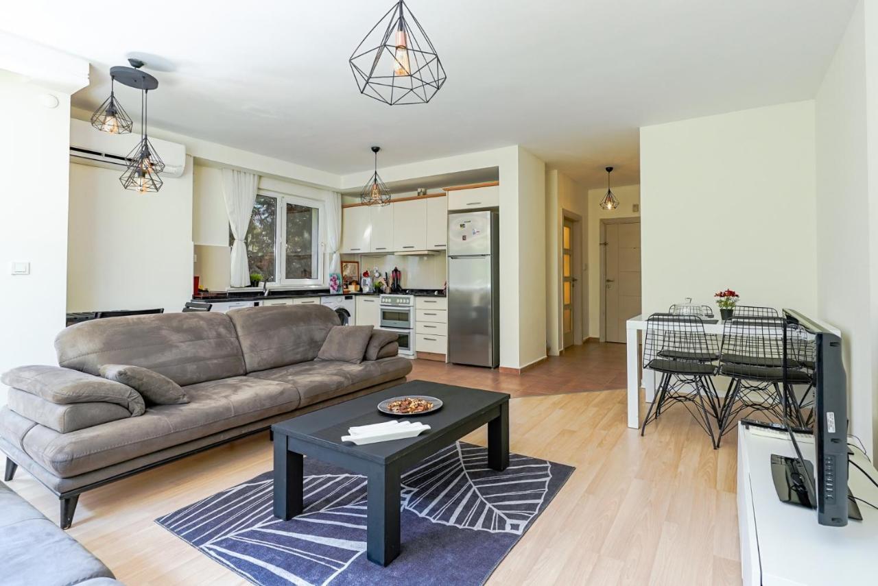Charming Oasis With Balcony 3 Min To