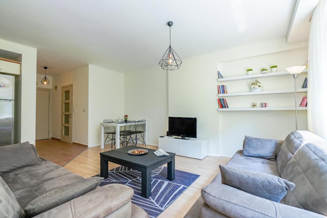Charming Oasis With Balcony 3 Min To Apartment *