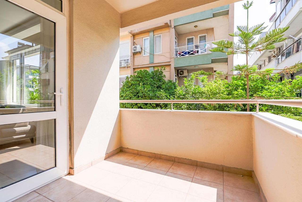 Charming Oasis With Balcony 3 Min To *