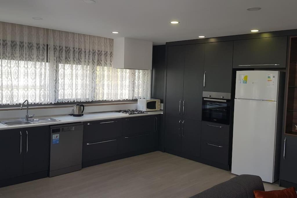 10 Location, Close To Beaches And Anywhere *