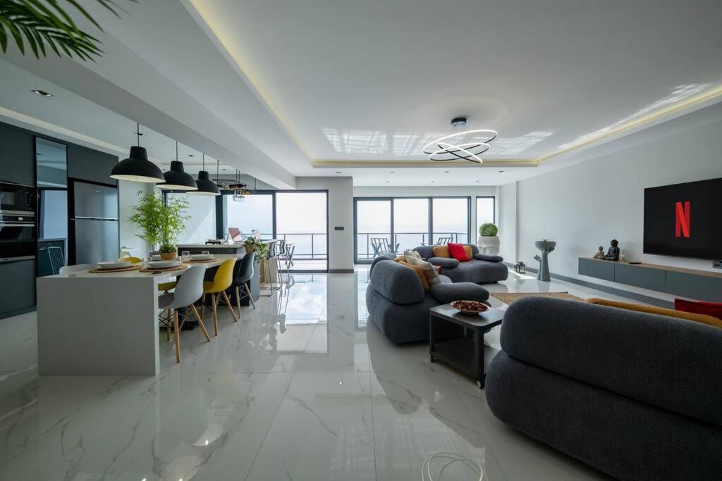The Sea Cliff Signature Apartment
