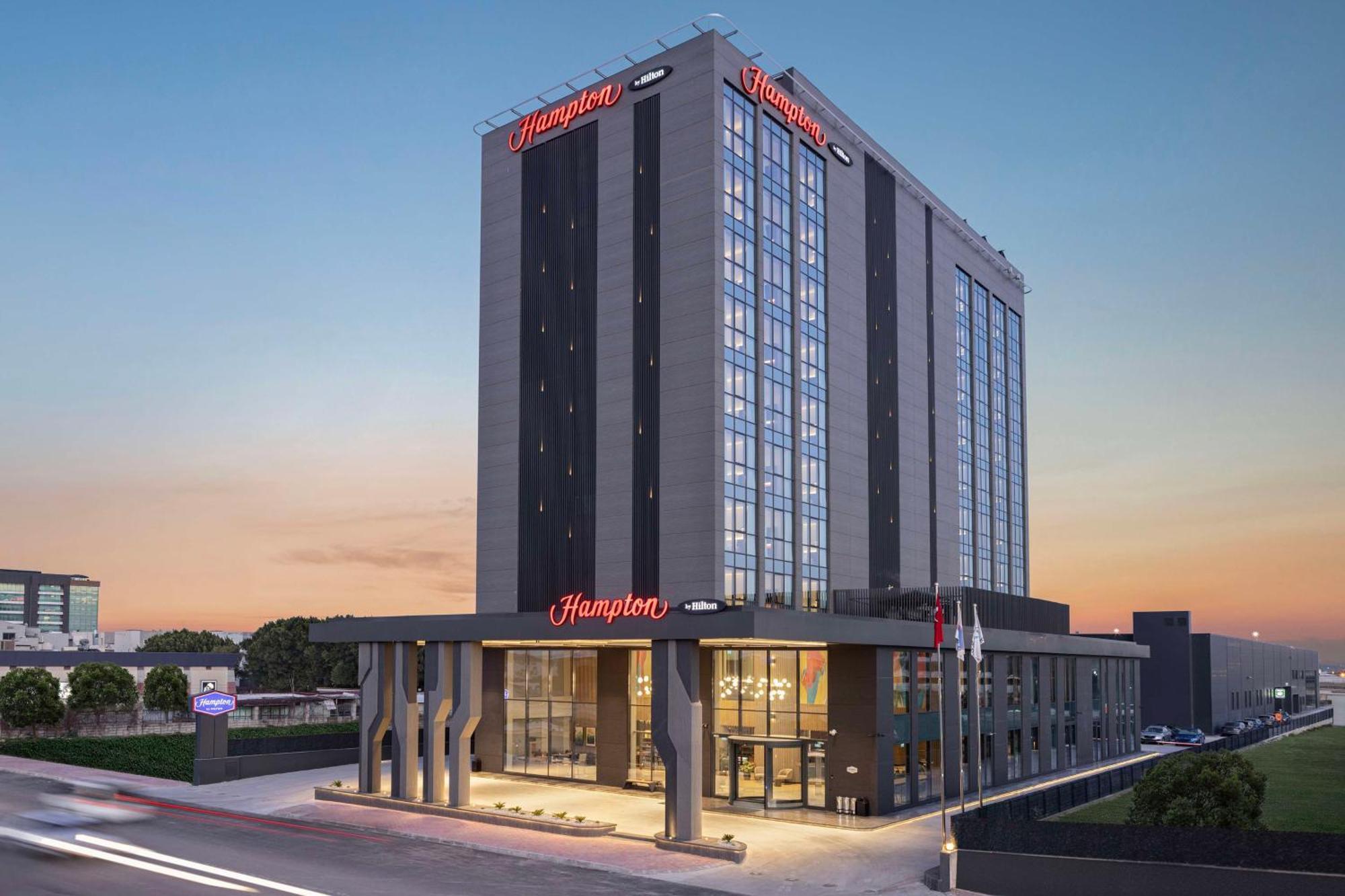 Hotel Hampton By Hilton Airport 4*