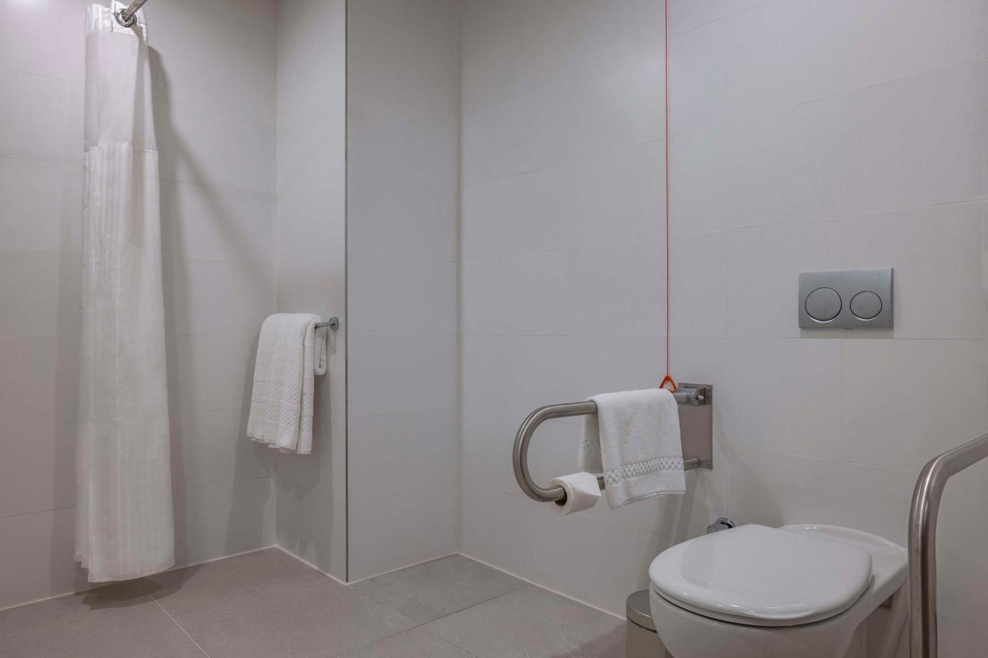 Hampton By Hilton Airport