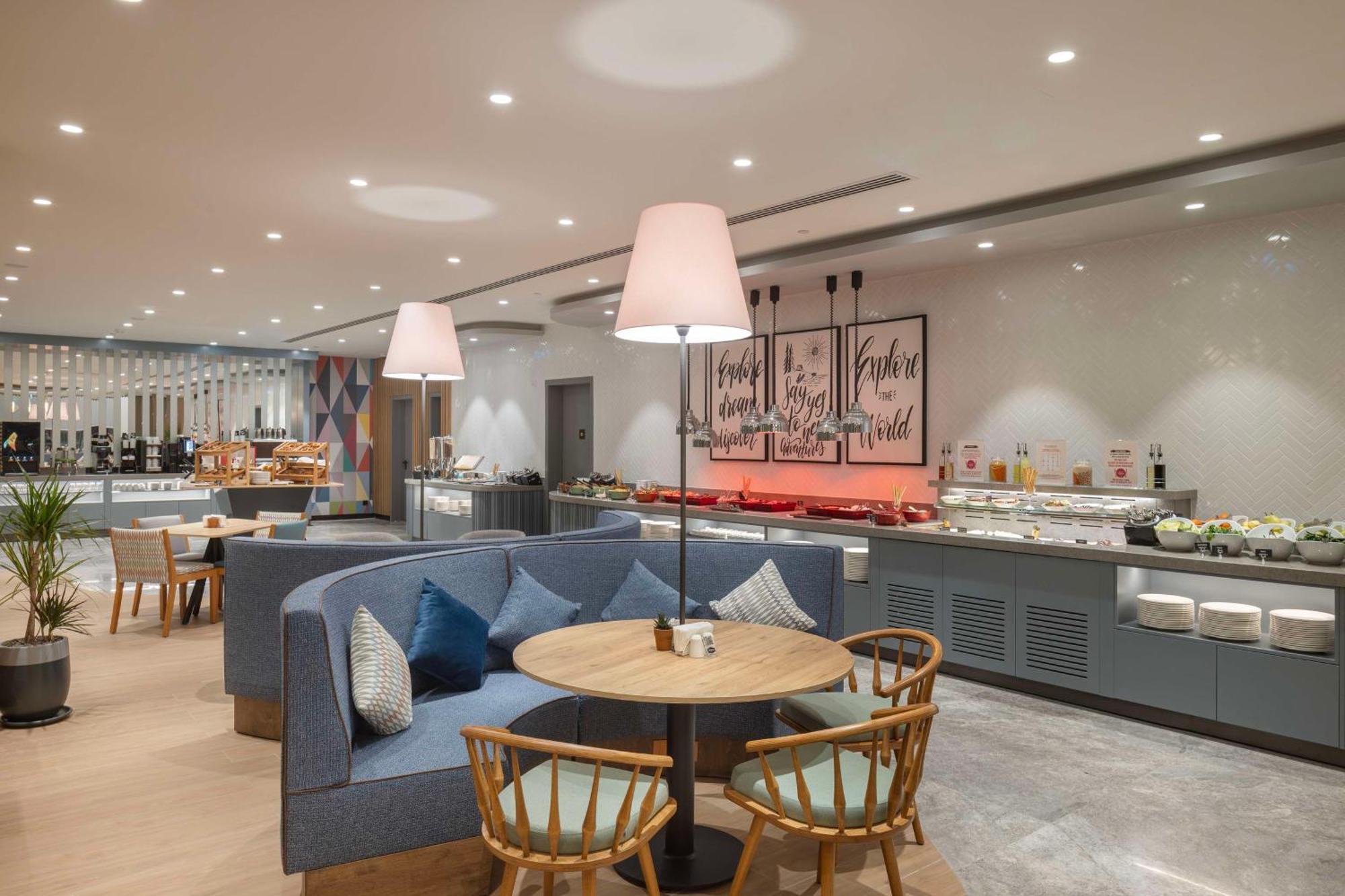 Hotel Hampton By Hilton Airport 4*