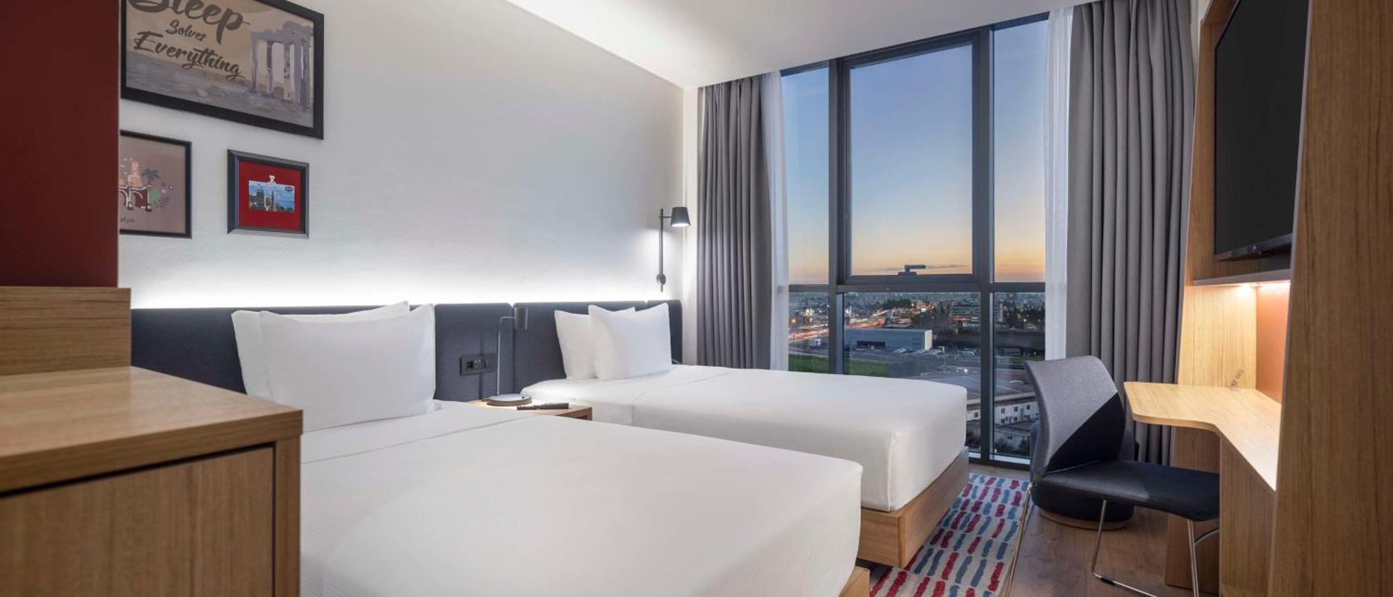 Hotel Hampton By Hilton Airport