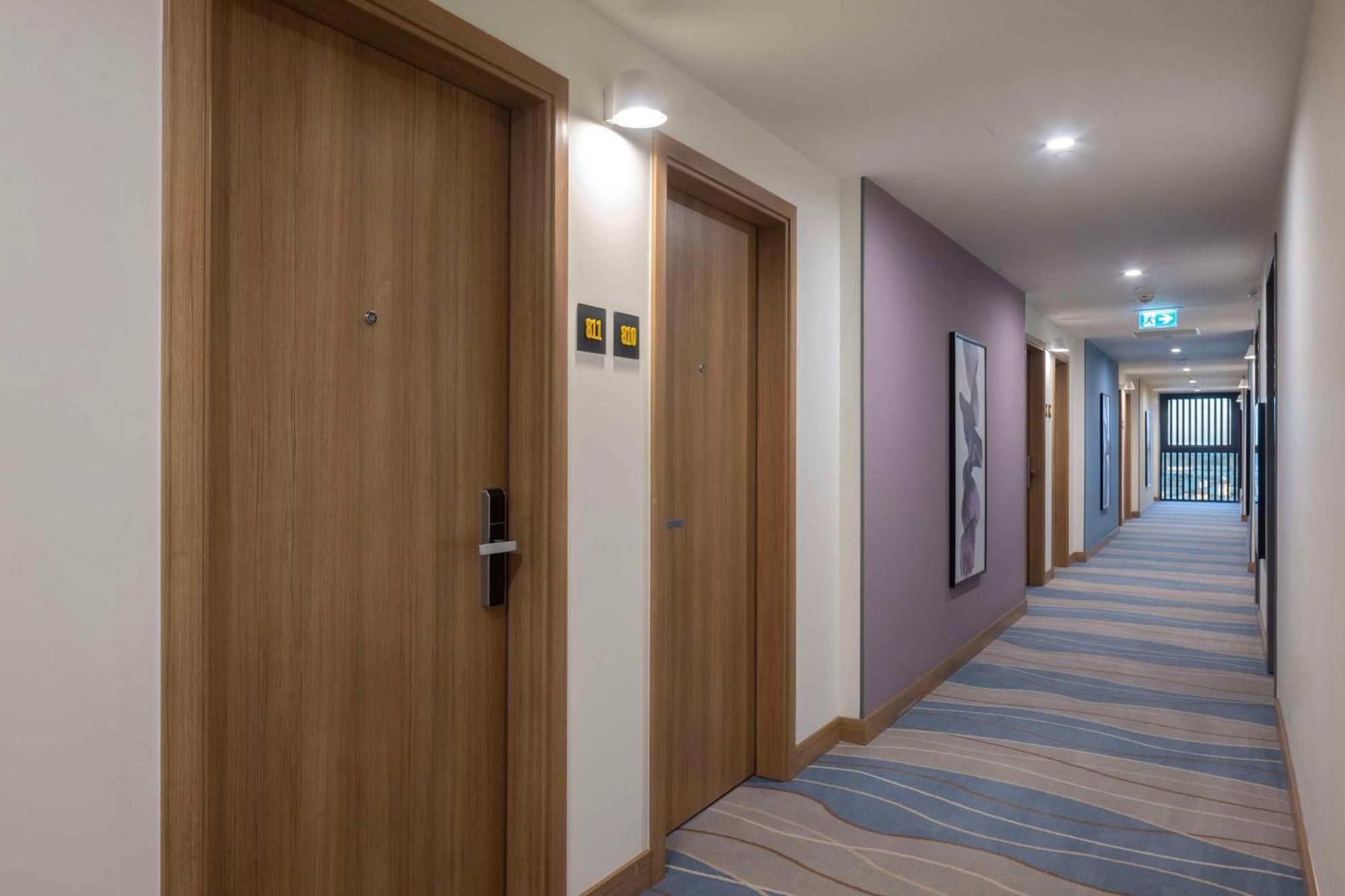Hotel Hampton By Hilton Airport 4*