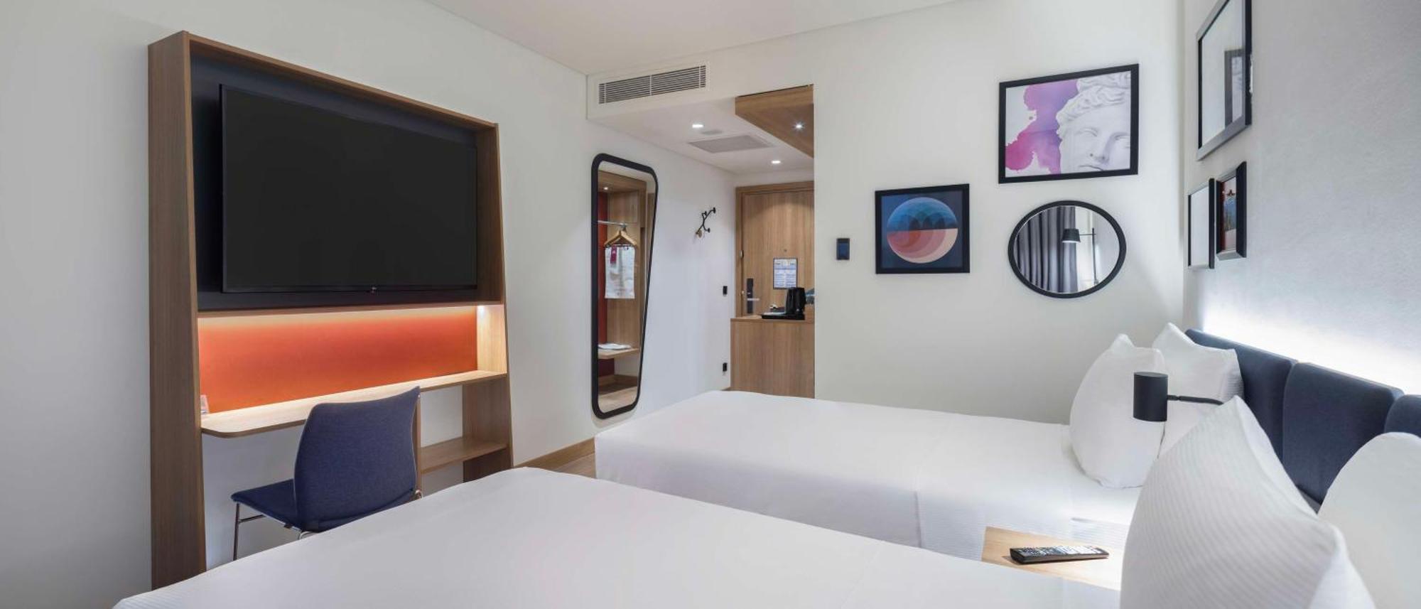 Hotel Hampton By Hilton Airport 4*