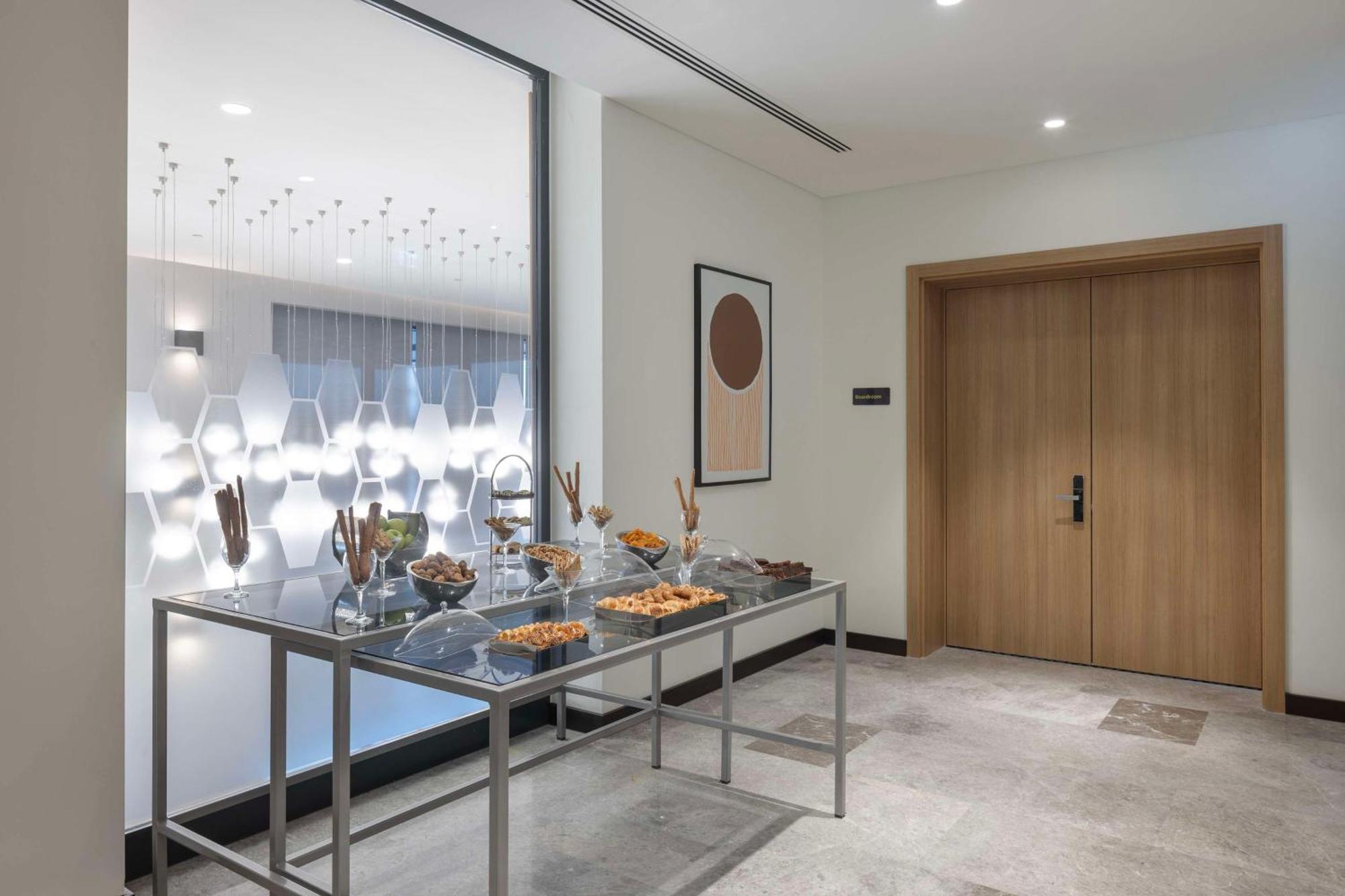 Hampton By Hilton Airport 4*
