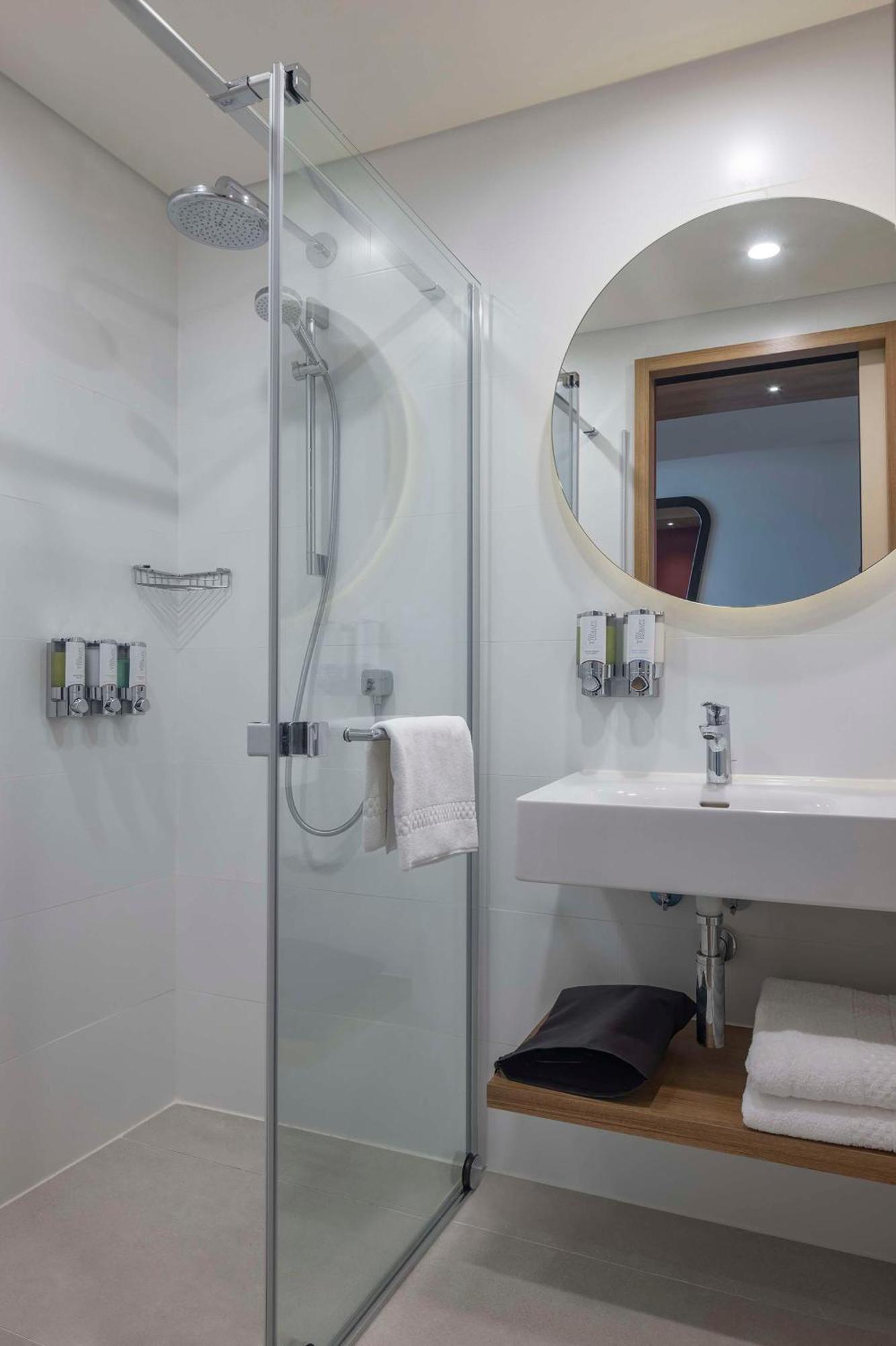 Hotel Hampton By Hilton Airport 4*